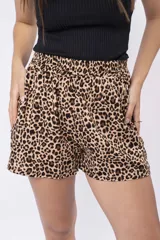 Short de tiro alto con estampado animal print de leopardo, cintura elástica fruncida y bolsillos laterales.