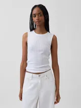 Musculosa marrón oscura de tejido pointelle, con cuello redondo y ribetes con terminación en ondas.