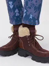 Borcegos tobilleros Mutma Anga de cuero verde militar y gamuza, con cuello acolchado, cordones, suela chunky acanalada marrón y detalles en cuero tostado.