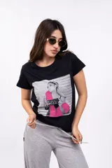 Remera negra de manga corta con estampado de Ariana Grande en blanco y negro con detalles en fucsia.