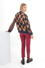 Pantalón de jean color crudo, de tiro alto, corte ajustado y largo cropped. Tiene cierre frontal con botones a la vista.