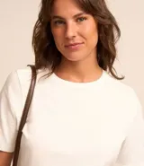 Remera verde esmeralda de algodón, con cuello redondo y mangas cortas.