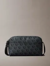 Bandolera Calvin Klein con estampado de monograma CK integral, correa ajustable y cierre con cremallera.