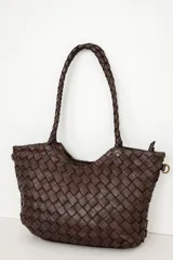 Cartera de cuero marrón con diseño trenzado y asas de hombro trenzadas.