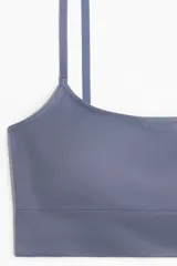 Bralette suave color azul con breteles ajustables y bajo ancho acanalado. Copas forradas con relleno extraíble.