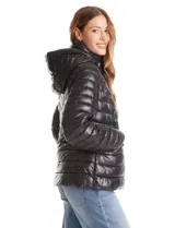 Campera puffer con acabado satinado de alto brillo, diseño capitoneado con líneas horizontales y en V. Cuenta con cierre frontal metálico, capucha fija, bolsillos laterales con cierre invisible y puños internos elastizados con abertura para el pulgar.