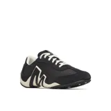 Zapatillas de perfil bajo con diseño retro, confeccionadas en una combinación de gamuza y malla transpirable. Presentan un diseño lateral distintivo con textura de puntos y suela de goma con refuerzo en el talón.