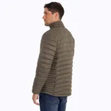 Campera puffer color verde musgo, con cuello alto, cierre frontal con cremallera, bolsillos laterales con cierre y bolsillo en el pecho con cierre.