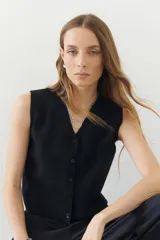 Collar plateado de eslabones gruesos con dije circular.