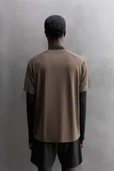 Camiseta deportiva color naranja confeccionada en tejido técnico, ligero y elástico. Tiene cuello redondo, mangas cortas y logo estampado.