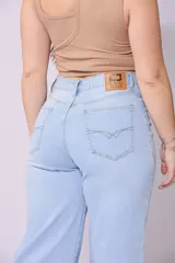 Pantalón de jean celeste, corte wide leg, tiro alto y con lycra.