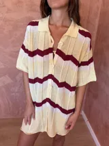 Camisa de tejido de punto color crudo, con diseño de rayas en zigzag en tonos terracota, azul claro y bordó. Presenta un calce oversize y cierre frontal con botones.