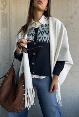 Cardigan de punto en color azul marino con diseño jacquard en tonos celestes y blancos en la parte superior. Presenta cuello redondo, cierre frontal con botones y mangas largas.