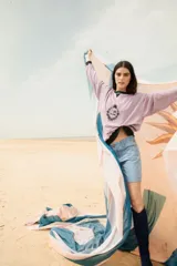 Bermuda de jean color negro, con corte recto y largo hasta la rodilla.