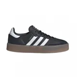 Zapatillas Adidas Samba con plataforma, color negro con las tres tiras blancas y suela marrón.