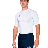 Remera térmica deportiva Umbro de manga corta, color blanco, con cuello redondo y ajuste ceñido al cuerpo. Presenta el logo de la marca bordado en el pecho.