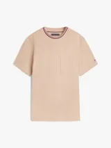 Remera de manga corta confeccionada en tejido de piqué de algodón, con cuello redondo y bolsillo de parche en el pecho. Presenta detalles tricolores en el borde del cuello, característicos de la marca.