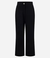 Pantalón de sastrería modelo wide leg, de tiro alto, confeccionado en tejido crepé. Presenta cierre frontal con botón y bolsillos traseros decorativos.