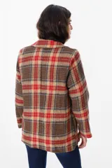 Blazer de corte recto con estampado de cuadros en tonos marrones, beige y rojos. Presenta solapas clásicas, cierre frontal con un botón y bolsillos laterales con solapa.