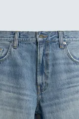 Jeans de hombre, corte balloon fit, tiro medio, confeccionados en denim rígido de algodón. Presentan un efecto lavado con un marcado degradado vertical, cinco bolsillos y cierre frontal con cremallera y botón.
