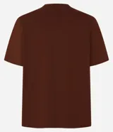 Remera básica de manga corta y cuello redondo, confeccionada en algodón suave y resistente. Presenta un diseño liso y corte clásico.