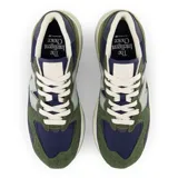 Championes New Balance modelo 5740, con capellada de gamuza y mesh en tonos verde oliva, azul marino y gris.