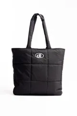 Bolso tipo shopper acolchado color negro, con diseño de cuadrícula. Posee dos asas de hombro y un parche ovalado con un logo estilizado en el frente.