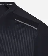 Remera deportiva de manga corta y cuello redondo, color celeste, con tecnología dry y detalles reflectantes en los hombros.