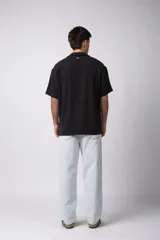 Camisa de manga corta color negro, con cuello cubano y botones frontales. Tejido de lino con textura entramada.