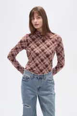 Remera de manga larga con cuello alto, confeccionada en tejido de viscosa y elastano con estampado a cuadros en tonos azul, gris y negro.