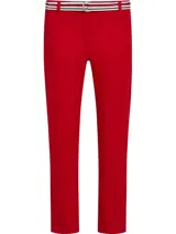 Pantalón chino rojo de corte slim, con cierre de botón y cremallera, y diseño de 4 bolsillos. Incluye un cinturón de tela a rayas blancas y azules con hebilla metálica.