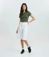 Blusa cropped de Blue Steel, confeccionada en algodón con elastano. Presenta cuello redondo, mangas cortas y un diseño básico ajustado al cuerpo.