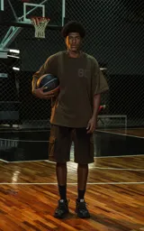 Remera de manga corta y cuello redondo, corte oversize, color marrón oscuro con efecto batik/lavado. Presenta el número "90" estampado en el pecho en un tono ligeramente más oscuro.