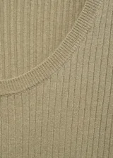 Jersey de punto fino con textura de canalé, diseño entallado, cuello escotado y manga larga.