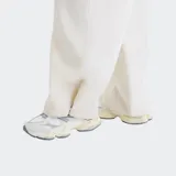 Pantalón cargo de corte amplio y tiro medio, color blanco, con cintura elástica ajustable mediante cordón y bolsillos laterales tipo cargo.