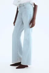 Jean de tiro alto y cinco bolsillos, confeccionado en denim con leve stretch, de corte ajustado en la cadera y diseño acampanado.