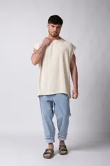 Musculosa oversize de tejido de lino con textura marcada, corte suelto, cuello redondo y terminaciones deshilachadas en las sisas.