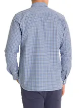 Camisa de manga larga con cuello italiano, confeccionada en una mezcla de algodón y lana. Presenta un diseño de cuadros pequeños en tonos azul y negro, cierre frontal con botones y un bolsillo en el pecho con el logo de la marca bordado.
