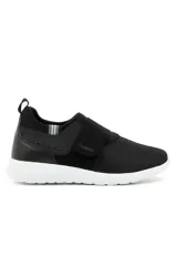 Championes deportivos Topper Sur de color negro con suela blanca, capellada de malla transpirable y tira de ajuste con velcro en el empeine con la marca grabada.