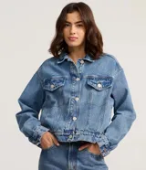 Campera de jean con corte boxy, cuello clásico, cierre frontal con botones metálicos, bolsillos con solapa en el pecho y costuras reforzadas.