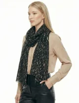 Bufandón de tejido suave marca Barrington, color negro con estampado abstracto en tonos beige. Presenta terminaciones desflecadas en los extremos.