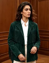 Blazer verde pino de gamuza con flecos en la parte frontal, mangas y dobladillo inferior, de cuello con solapas y corte recto.