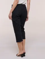 Jegging capri de denim blanco de la marca Ruby Rd, con pretina ancha elastizada, bolsillos delanteros simulados y bolsillos traseros aplicados.