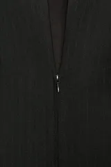 Vestido corto negro con escote en V, mangas cortas con volumen y cierre frontal con cremallera.