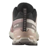 Championes de trail running Salomon XA Pro 3D V9, en combinación de tonos negros, beige y rosados, con sistema de cordones de ajuste rápido y suela con tecnología All Terrain Contagrip.