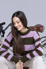 Sweater de punto a rayas horizontales anchas color verde militar y lila, con cuello redondo y mangas largas.