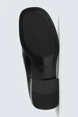 Zapato de vestir tipo derby fabricado en piel, con horma cuadrada y suela con ligero tacón.