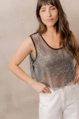 Top de red translúcido con aplicaciones de strass, sin mangas, de corte holgado y escote redondo.