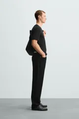 Camiseta blanca de algodón con elasticidad, corte slim fit, cuello en V y mangas cortas.