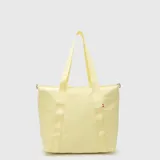 Bolso tipo tote color amarillo, de diseño acolchado con costuras horizontales. Cuenta con doble asa de mano y una correa larga ajustable y extraíble. Incluye un pequeño detalle de etiqueta lateral.